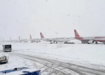 ترکی میں برفانی طوفان، زندگی مفلوج، پروازیں بند