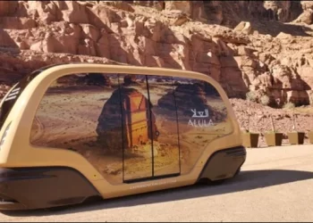 سعودی عرب کے تاریخی شہر میں نئے انداز کی گاڑی کا افتتاح