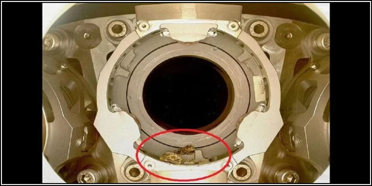 مریخ پر ناسا کے روور میں پھنسا پتھرایک ماہ بعد نکال لیا گیا