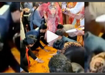 دلہن کے قدموں تلے ہاتھ بچھانے والے بھائیوں کی ویڈیو وائرل