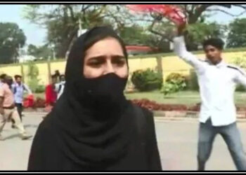 حجاب : نعرہ تکبیر لگانے والی بہادر مسلم طالبہ کیلئے5 لاکھ روپے انعام