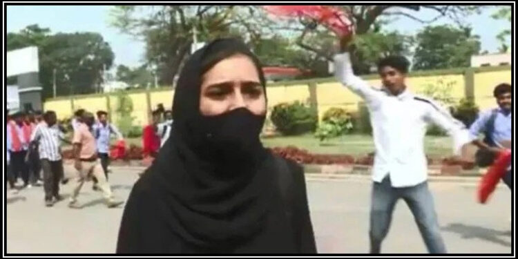 حجاب : نعرہ تکبیر لگانے والی بہادر مسلم طالبہ کیلئے5 لاکھ روپے انعام