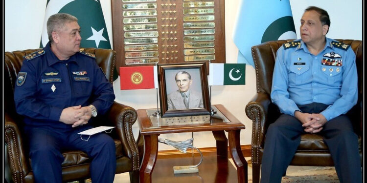 کرغز فضائیہ کے سربراہ  کی سربراہ پاک فضائیہ سے ملاقات