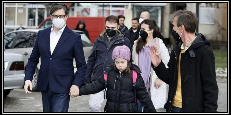 صدر مملکت ڈاؤن سینڈروم میں مبتلا بچی اسکول چھوڑنے چلے گئے