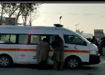 نواب شاہ فائرنگ: لواحقین نے لاشوں کے ہمراہ دھرنا دے دیا