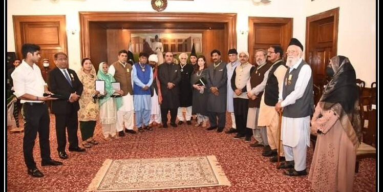 یوم پاکستان پر گورنر ہائوس میں مخت نمایاں خدمات سر انجام دینے والے 18 افراد میں سول ایوارڈز تقسیم    کراچی( بیورو رپورٹ)