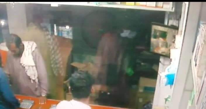 نشتر روڈ پولیس چوکی کے سامنے ملتان کی تاریخ کی پہلی لاکھوں روپے ڈکیتی کی واردات، پولیس خاموش تماشائی بنی رہی، ڈاکو فرار ہوگئے۔