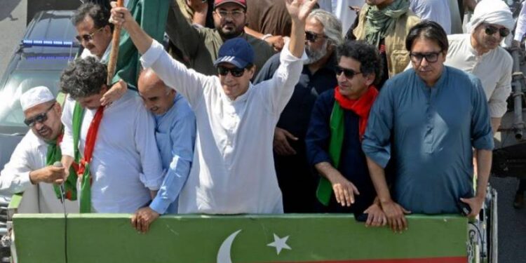 عمران خان کارکنوں کے ساتھ اسلام آباد پہنچ گئے