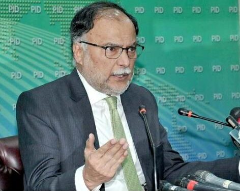 عمران خان اداروں کو بے وقعت کرنے اورقوم کی نفسیاتی سوچ کوشکست دینے کے ایجنڈے پرعمل پیراہے، وفاقی وزیراحسن اقبال