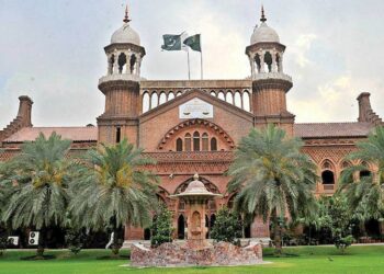 پیٹرولیم مصنوعات کی قیمتوں میں اضافہ عدالت میں چیلنج درخواست میں اوگرا کو بھی فریق بنایا گیا