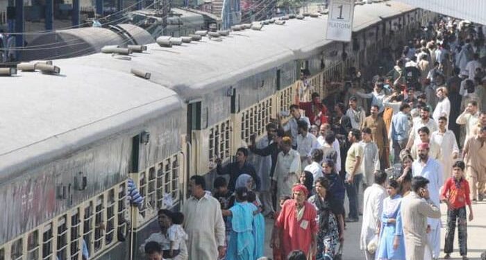 پاکستان ریلوے کراچی ڈویژن کی بد انتظامی ،عید پر اندرون ملک جانے والے ہزاروں مسافر” رل "گئے