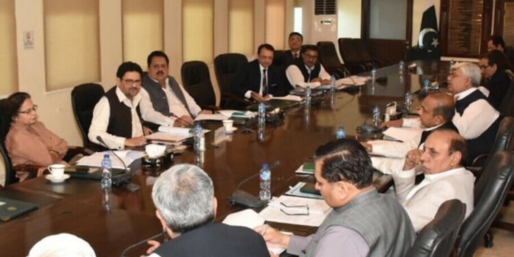 اقتصادی رابطہ کا کمیٹی اجلاس، گیس کی قیمت فروخت میں مجوزہ نظرثانی کی منظوری  مالی سال 2015-16 سے اوگرا کی مالی ضروریات کے مطابق گیس کی قیمتوں میں اضافہ نہیں کیا گیا جس کے نتیجہ میں مارچ 2022 تک مجموعی ریونیو شارٹ فال 547 ارب روپے تک پہنچ گیا ، پیٹرولیم ڈویڑن