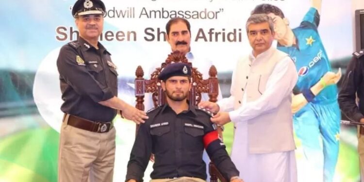شاہین آفریدی اعزازی پولیس آفیسر بن گئے: ’قانون توڑنے والوں کے پولیس چھکے چھڑاتے رہے گی، شاہین آپ چھکے لگاتے رہیں‘ بی بی سی اردو ڈاٹ کام کی خصوصی رپورٹ