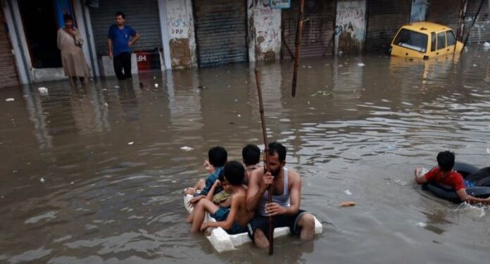 کراچی، تین دن ہونے والی بارشوں کے باعث 6 افراد اپنی جان کی بازی ہار گئے