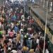 کراچی کینٹ اسٹیشن پر پولیس گردی ؛ مسافروں کو گھیر کر بدترین تشدد ‘ریلوے انتظامیہ نااہلی سے مسافر 30 گھنٹے سے روانگی کے منتظر