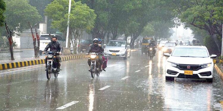 "کراچی سمیت سندھ میں بیشتر شہروں میں موسلادھار بارش۔سڑکوں پر پانی کھڑاپو گیا”