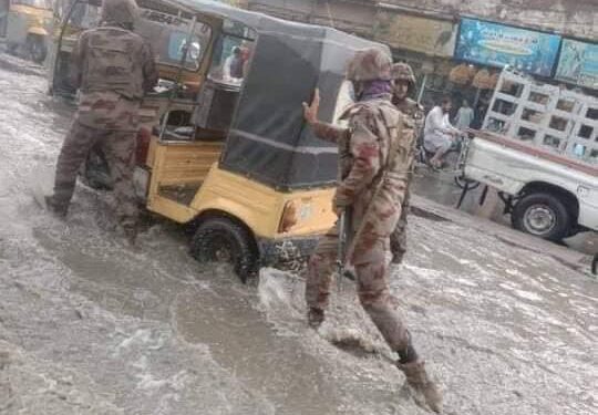 کراچی میں موسلا دھار بارش: نکاسی آب کیلئے پاک فوج میدان میں آگئی