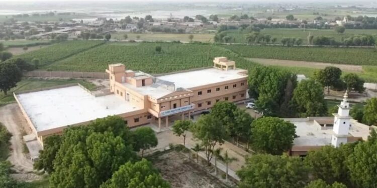پروفیسر ڈاکٹر مہتاب عالم اورڈاکٹر علی رضا میرجت وطن کی محبت میں پاکستان لوٹنے والے دو ڈاکٹر: ’جو باہر نہیں جا سکتے ان کو کون سکھائے گا‘