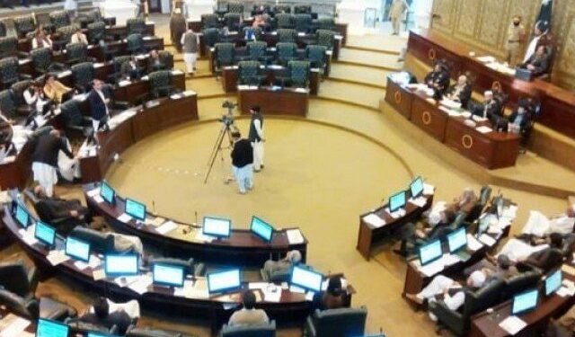 خیبرپختونخوا میں متعدد پی ٹی آئی ایم پی ایز کی پارٹی چھوڑنے کی تیاری پارٹی سے ناراض ارکان نے دوسری سیاسی جماعتوں سے رابطے ، صرف چند ارکان کو نوازا جارہا ہے ،باقی ارکان کو نظرانداز کیا جارہا ہے ، ذرائع پی ٹی آئی