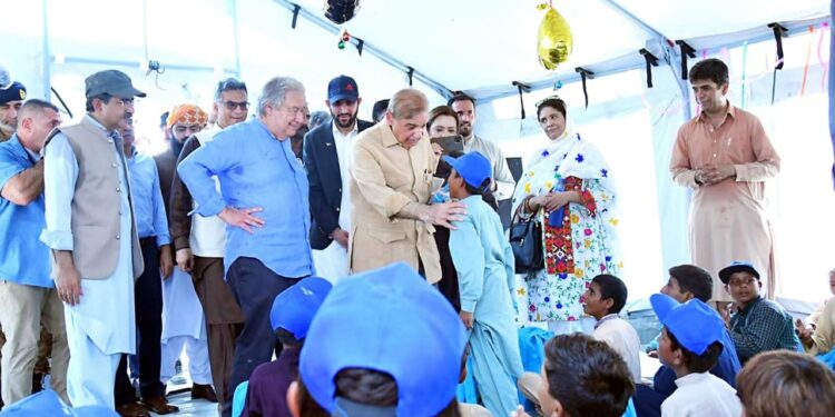 اقوام متحدہ کے سیکرٹر ی جنرل جعفرآباد میں امدادی کیمپ کا دورہ ، متاثرین سے ملاقا ت