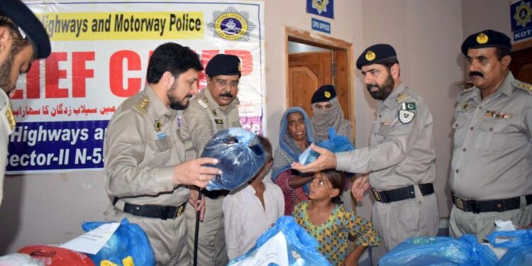 لاڑکانہ:موٹر وے پولیس کی جانب سے سیلاب زدگان میں راشن اور کپڑے تقسیم