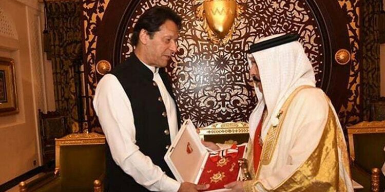 توشہ خانہ کے سرکاری ریکارڈ سے عمران خان کےلئے نیا پنڈورا باکس کھل گیا 2019 کے بعد عمران خان نے عرب ممالک سے ملنے والا کوئی تحفہ ظاہر نہیں کیا، توشہ خانہ کے ریکارڈ میں تہلکہ خیز انکشاف فواد چوہدری، حماد اظہر، ملک امین اسلم اور مولانا طاہر اشرفی نے بھی ملنے والے تحائف ظاہر نہیں کئے ، نئے انکشافات سامنے آگئے