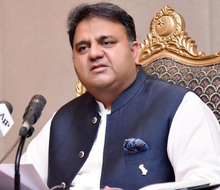 عمران خان کی جان کو خطرہ ہے ،اس حوالے سے تھریٹس موجود ہیں ‘ ملک میں انقلاب آچکا ،عمران کی وجہ سے پاکستان سری لنکا نہیں بنا ،قیادت نہ کر رہے ہوں تو لوگ حکمران طبقے کو گھسیٹ کر نکالیں ، فواد چوہدری