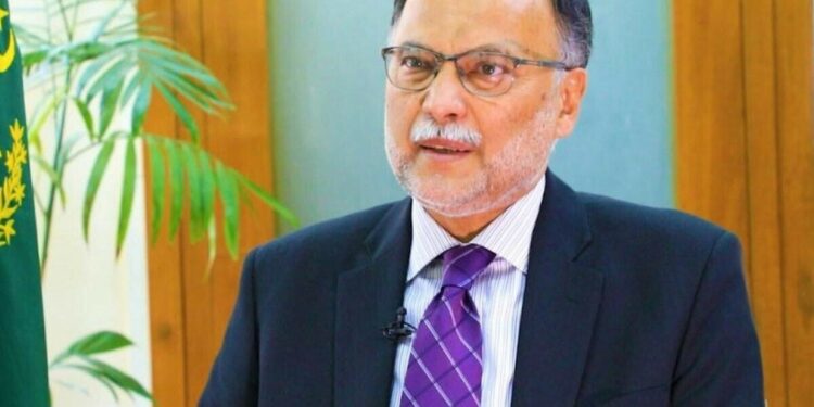 عمران خان کو 4 سال اسٹیبلشمنٹ اورعدلیہ کی مکمل سپورٹ رہی،پانچ سال میں برآمدات 100 ارب ڈالر نہ ہوئیں تو ملک قرضوں کی ادائیگی کی دلدل میں دھنس جائےگا، وفاقی وزیر منصوبہ بندی احسن اقبال