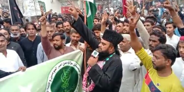 لاڑکانہ؛فوج کی حمایت میں شہر کے پاکستانی چوک سے محب وطن ریلی