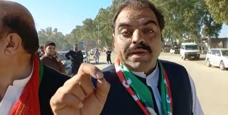 مارچ میں شرکا کم کیوں ہیں؟ پی ٹی آئی رہنما نے سوال پوچھنے پر صحافی پر لاتیں چلادیں صحافی ایثارالحق قاسمی پر حملے کے معاملے پر مقامی صحافیوں کاہر قسم رپورٹنگ کے بائیکاٹ کا اعلان
