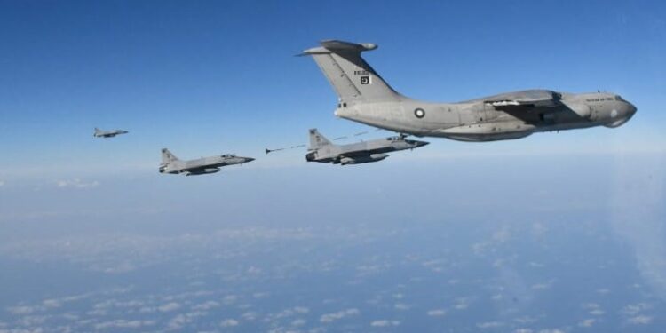 پاک فضائیہ کا بحرین ایئر شو میں لڑاکا طیاروں کی تعیناتی کے دوران ہوا سے ہوا میں ایندھن بھرنے کا مظاہرہ