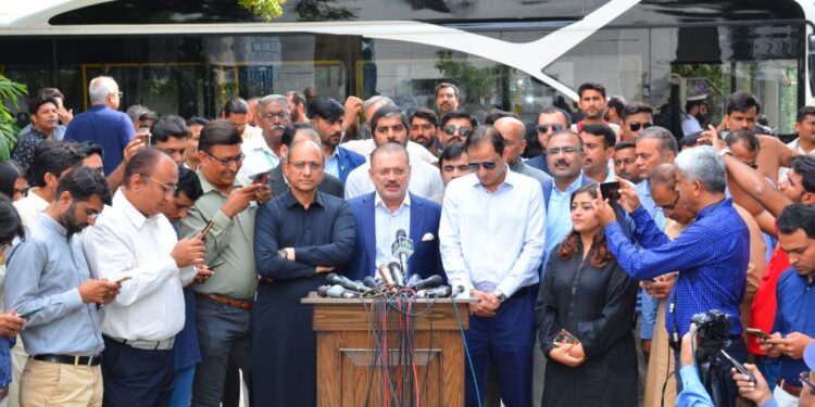 پیپلز بس سروس کے فیز 2 کے تحت کراچی میں پاکستان کی پہلی الیکٹرک بس سروس کی آزمائشی سروس کا آغاز پاکستان کی پہلی الیکٹرک بس سروس کا شہر کراچی کو اعزاز حاصل ہوا ہے ۔50 الیکٹرک بسیں کراچی پہنچ چکی ہیں الیکٹرک بسوں کا کرایہ کم ہو گا ۔ شرجیل انعام میمن