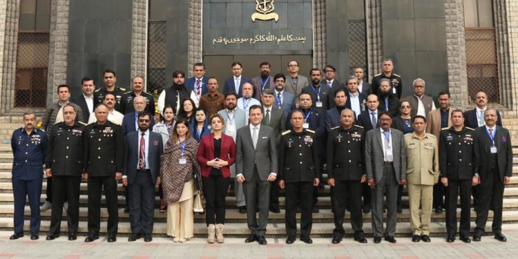 پانچویں میری ٹائم سیکیورٹی ورکشاپ کے شرکاء کا نیول ہیڈکوارٹرز کادورہ