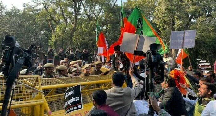 بلاول کے مودی کو قصائی کہنے پر بی جے پی کا پاکستانی ہائی کمیشن کے باہر احتجاج مظاہرین کا رکاوٹیں عبورکرکے پاکستانی ہائی کمیشن کی جانب مارچ، چند مظاہرین گرفتار