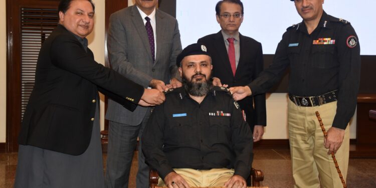 وزیراعلیٰ سندھ نئے ترقی پانے والے پولیس افسران کو رینک پہنائے