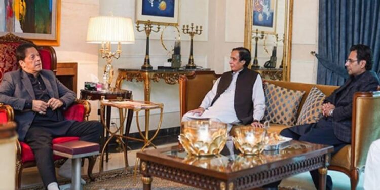 وزیر اعلی پرویز الٰہی ، مونس الٰہی اور حسین الٰہی کی عمران خان سے ملاقات ۔عمران خان کی آواز پر لبیک کہیں گے،فواہیں پھیلانے والے ناکام رہیں گے‘پرویز الٰہی