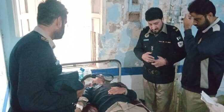 لاڑکانہ: موٹر وے پولیس کی وین موٹرسائیکل کو بچاتے ہوئے الٹ گئی11 افسران زخمی اسپتال منتقل