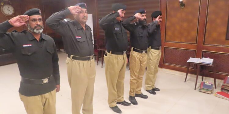 لاڑکانہ: 89 پولیس کانسٹبلز کوسینیارٹی کی بنیاد پر ہیڈ کانسٹبلز پر ترقیاں دینے کی منظوری