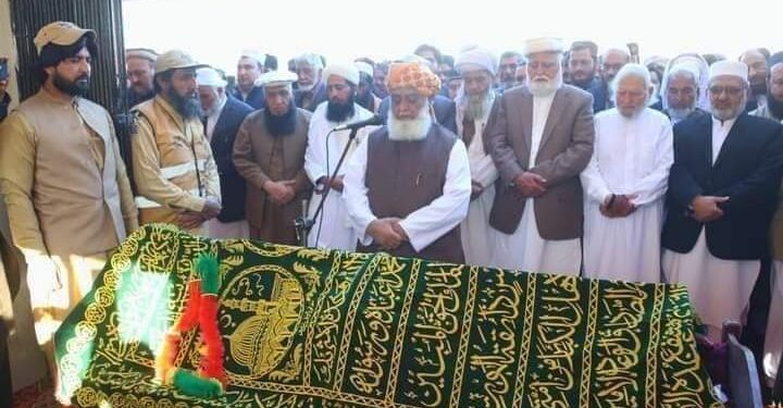 اکرم خان درانی کی والدہ کی نماز جنازہ مولانا فضل الرحمن نے پڑھائی