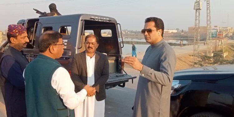 ایس ایس پی لاڑکانہ ڈاکٹر محمد عمران خان کا شہید محترمہ بینظیر بھٹو کی 15 ویں برسی کے موقع پر منعقد ہونے والے پروگرام کے  انتظامات کا جائزہ