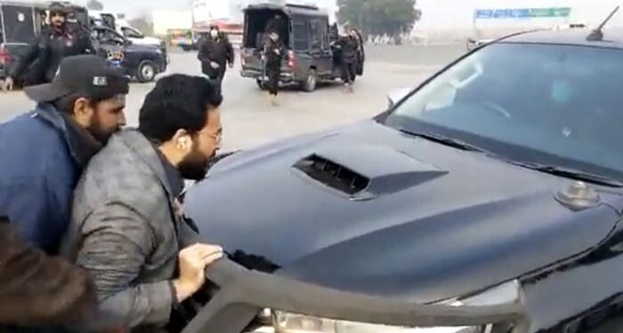 فرخ حبیب کی فواد چوہدری کو لے جانے والی پولیس سے تلخ کلامی