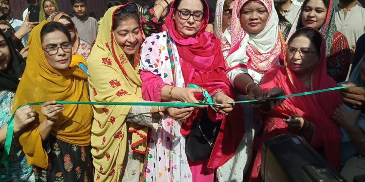 حیدرآباد :شگفتہ جمانی تنزیلہ قمبرانی اور  سیکریٹری ٹرانسپورٹ سندھ عبدالحلیم شیخ نے   پنک پیپلز بس سروس کا    افتتاح کر دیا