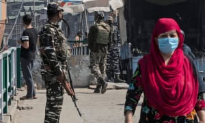 دی گارڈین نے سب سے بڑی جمہوریت کے دعویدار بھارت کا گھناؤنا چہرہ بے نقاب کر دیا