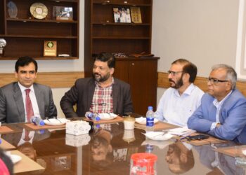 کراچی پریس کلب ملک کے اندر میڈیا اور پریس کلبوں میں ایک منفرد ماڈل ہے ۔کمشنر کراچی اقبال میمن