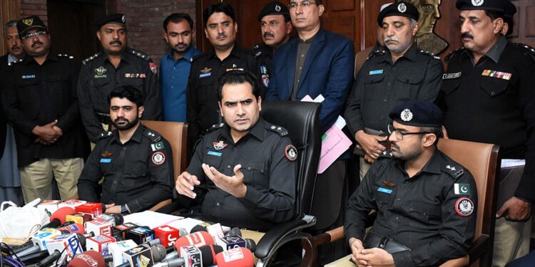 لاڑکانہ:چانڈکا سول اسپتال کے اسٹور انچارج عارف عباسی کے قتل کا معمہ حل، قتل کا ماسٹر مائینڈ سرکاری ملازم سابق اسٹور انچارج نکلا