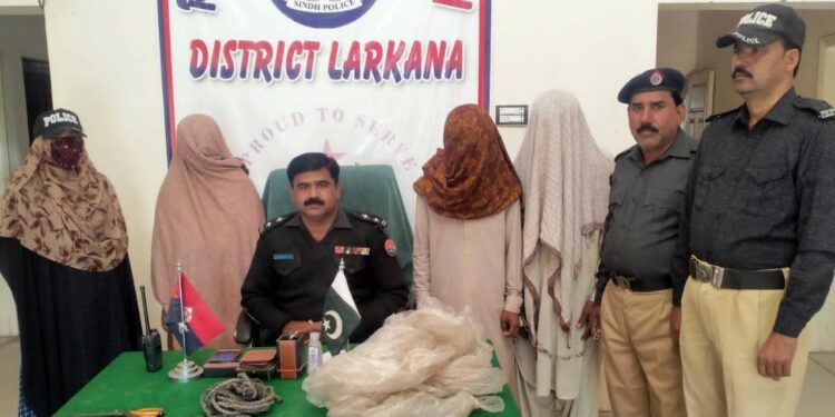 لاڑکانہ:خادم میمن کے بلائینڈ مرڈر کیس: قتل میں ملوث مقتول کی بیوی سمیت تین ملزمان کو گرفتار