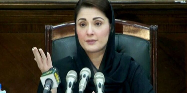 اسٹیبلشمنٹ نے ہاتھ کھینچ لیا تو عمران خان عدلیہ کے گھوڑے پر سوار ہوگئے، آج کہہ رہے ہیں مجھے تو نظر نہیں آرہا امریکہ کی طرف سے سازش ہوئی تھی ، رجیم سازش کے بیانیے میں آپ نے امریکہ کو با عزت بری کر دیا ۔مریم نواز