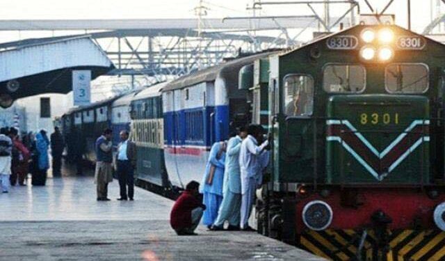 مسافر ٹرینوں کے کرایوں میں اضافے کا اطلاق ہو گیا ۔محدود ٹرین آپریشن اور مالی بحران کی وجہ سے کرایوں میں اضافہ کیا گیا ریلوے ذرائع