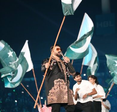 پی ایس ایل8 : افتتاحی تقریب پر سوالات اٹھ گئے علی ظفر زندہ باد کے نعرے لگتے رہے