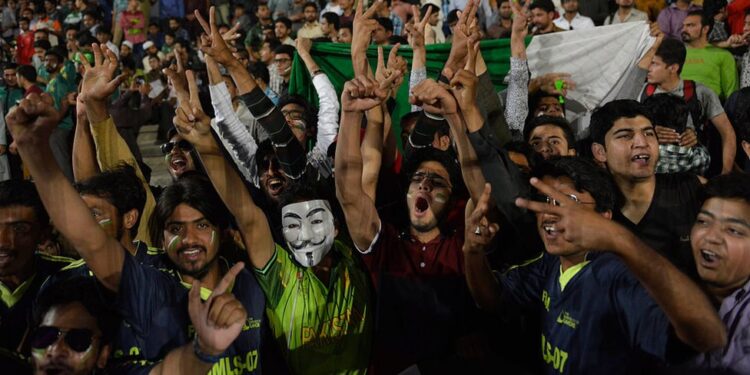پاکستان سپر لیگ کا میدان سج گیا ، عربی لباس پہنے شائقین کرکٹ بھی دبئی سے خصوصی طور ملتان پہنچے ہیں